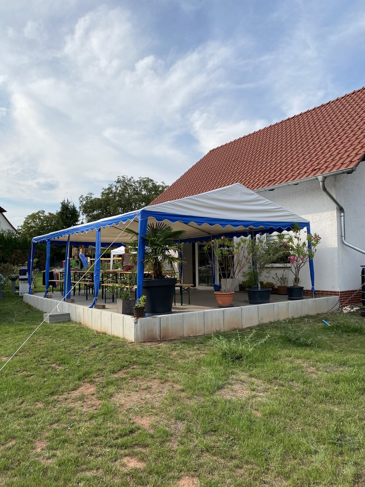 Originales blau-weißes Festzelt aus dem Mietbestand, vollständig aufgebaut